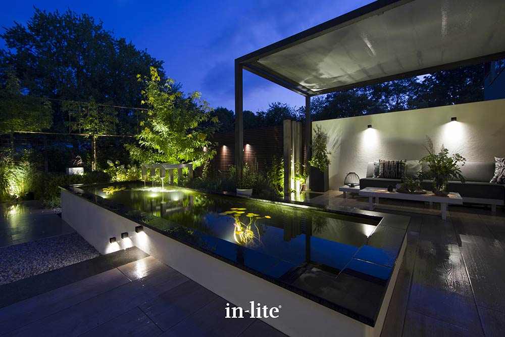 Poolområde med in-lite belysning