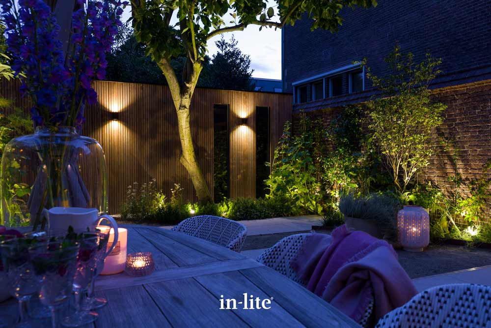 Uteplats med in-lite belysning